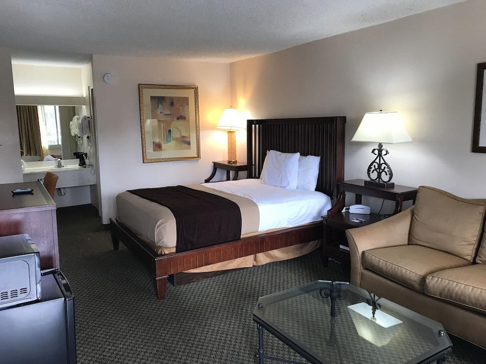 Quality Inn Tampa Lake Magdalene Екстериор снимка