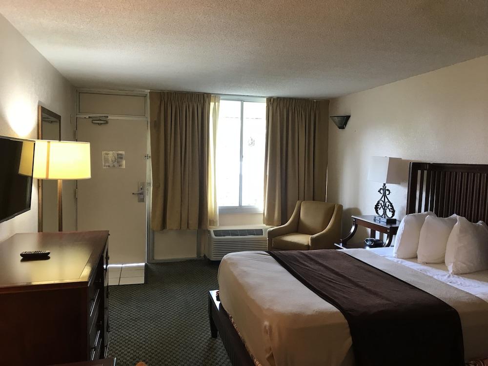 Quality Inn Tampa Lake Magdalene Екстериор снимка