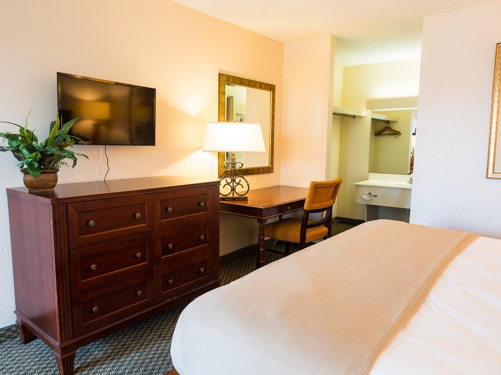 Quality Inn Tampa Lake Magdalene Екстериор снимка