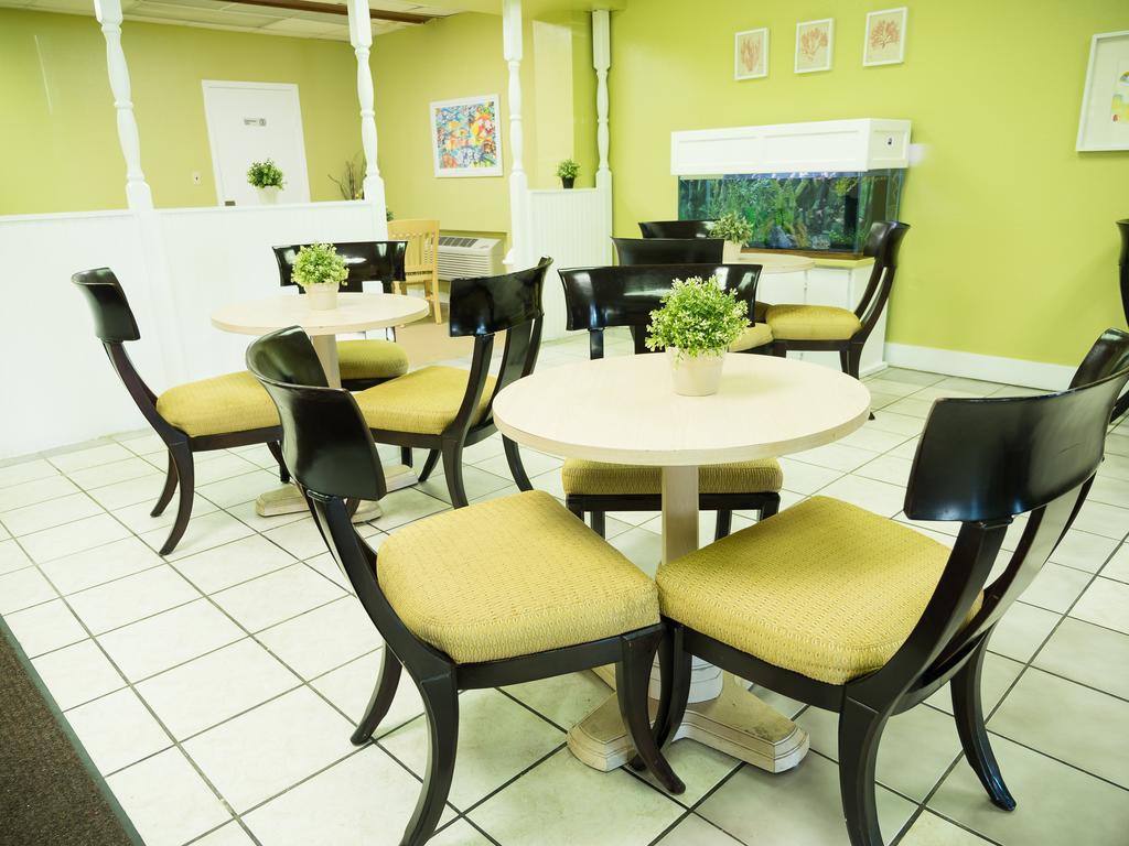 Quality Inn Tampa Lake Magdalene Екстериор снимка