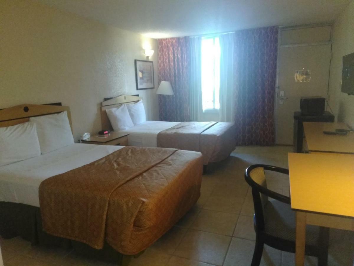 Quality Inn Tampa Lake Magdalene Екстериор снимка